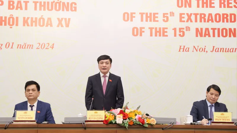 Tổng thư ký Quốc hội, Chủ nhiệm Văn phòng Quốc hội Bùi Văn Cường chủ trì cuộc họp báo sau khi bế mạc kỳ họp Quốc hội bất thường lần thứ 5. Ảnh: QUANG PHÚC