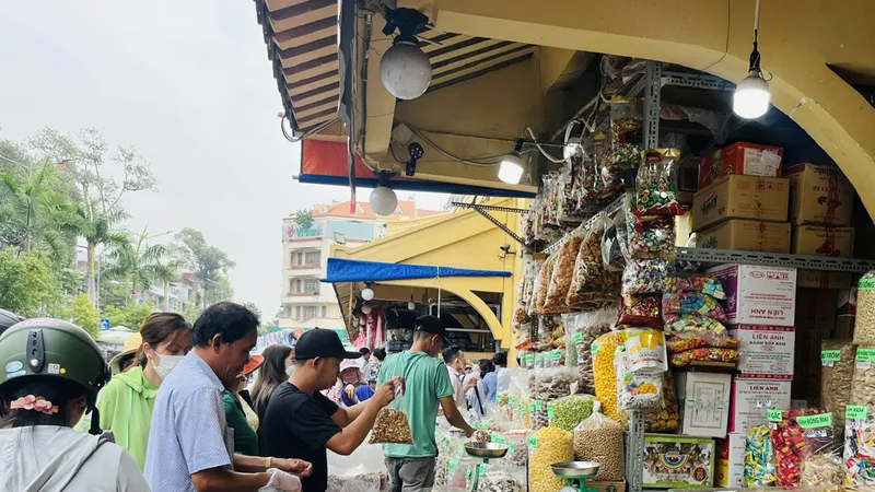 Người dân mua bánh kẹo các loại tại chợ Bình Tây, quận 6, TPHCM, chiều 21-1. Ảnh: THI HỒNG