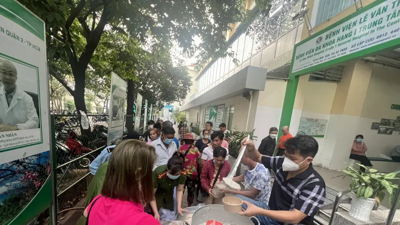 Nồi cháo nghĩa tình của Công an phường Bình Trưng Tây (TP Thủ Đức, TPHCM) được duy trì gần 10 năm nay