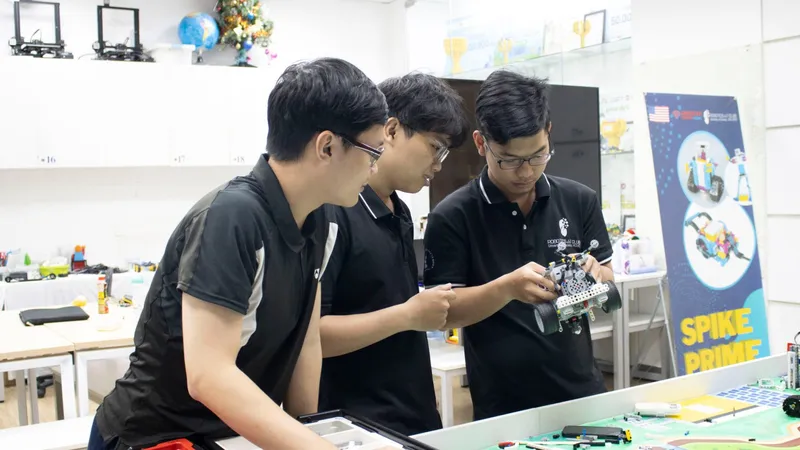 Sinh viên ngành Robot và Trí tuệ nhân tạo Trường Đại học Khoa học tự nhiên (Đại học Quốc gia TPHCM) trong tiết học thực hành