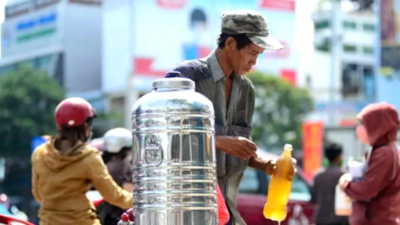 Trên một số con đường có những thùng nước trà đá miễn phí để người đi đường ai khát cứ lấy uống