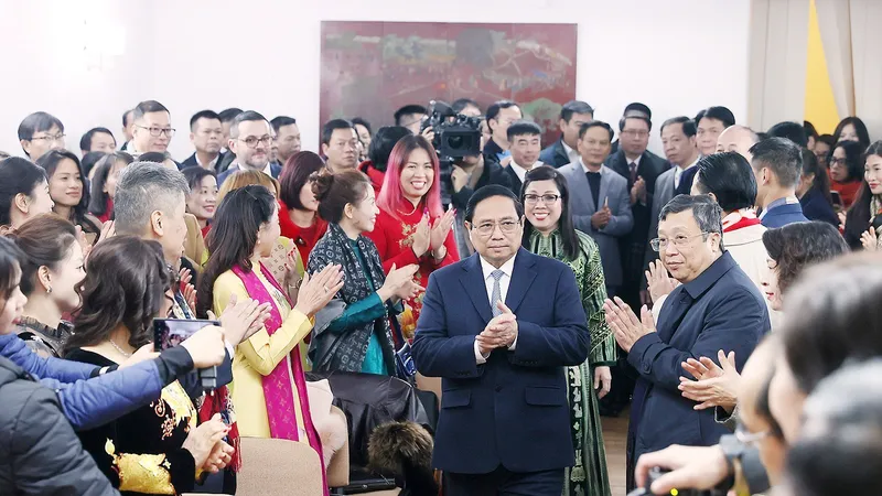 Thủ tướng Phạm Minh Chính cùng phu nhân gặp gỡ cán bộ, nhân viên Đại sứ quán và đại diện cộng đồng người Việt Nam ở Romania. Ảnh: TTXVN