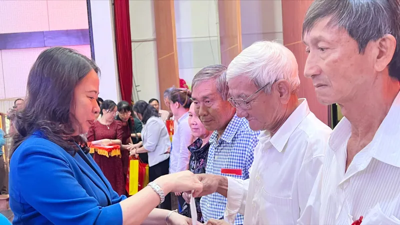 Phó Chủ tịch nước Võ Thị Ánh Xuân thăm và tặng quà ở Bến Tre