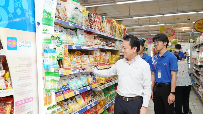 Ông Nguyễn Anh Đức, Tổng Giám đốc Saigon Co.op, kiểm tra hàng hóa tại Co.opmart. Ảnh: HOÀNG HÙNG