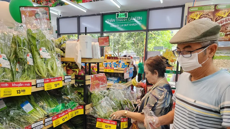 Khách hàng mua sắm tại một siêu thị Co.opmart ở TPHCM