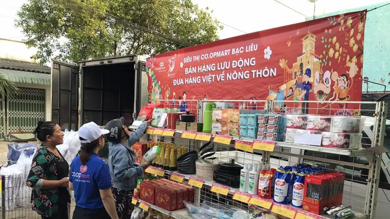 Người dân vùng sâu mua hàng Việt chất lượng từ những chuyến xe lưu động của Co.opmart