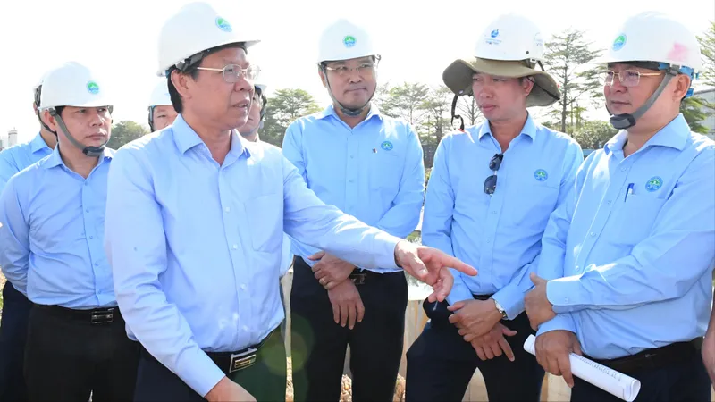 Chủ tịch UBND TPHCM Phan Văn Mãi cùng các sở ngành tiến hành kiểm tra tiến độ thi công dự án Xây dựng hạ tầng và cải tạo môi trường kênh Tham Lương - Bến Cát - rạch Nước Lên. Ảnh: VIỆT DŨNG