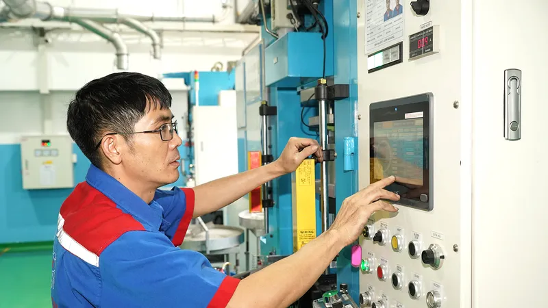 Công nhân Công ty TNHH Cơ khí Duy Khanh vận hành dây chuyền sản xuất công nghệ ép bột kim loại và thiêu kết