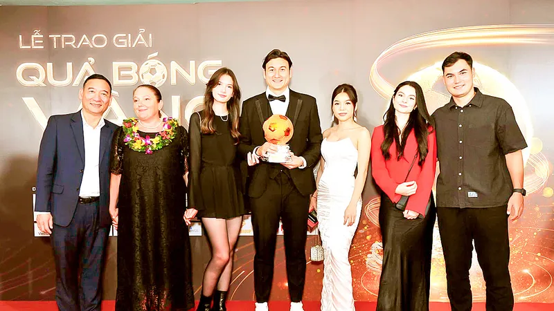 Thủ môn Đặng Văn Lâm cùng gia đình tham dự Gala trao giải vào tối 19-2. Ảnh: DŨNG PHƯƠNG