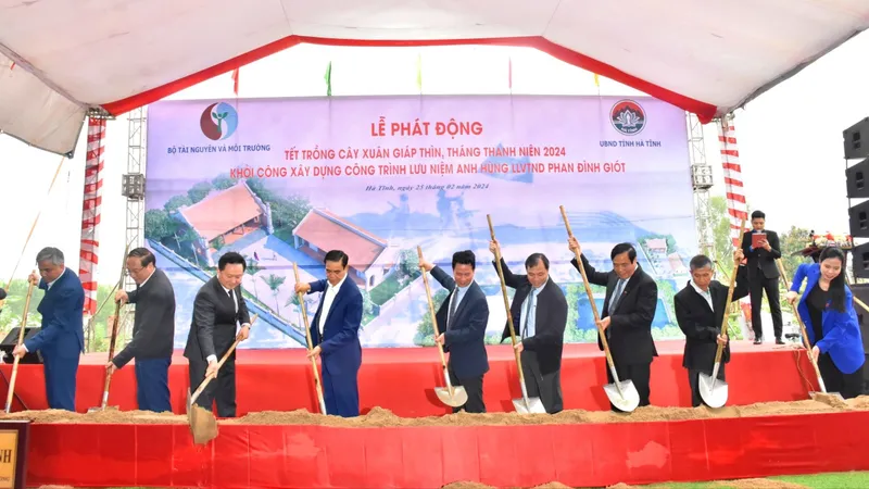 Các đại biểu tiến hành nghi thức động thổ khởi công xây dựng công trình lưu niệm Anh hùng lực lượng vũ trang nhân dân Phan Đình Giót 