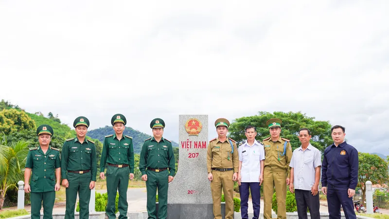 Lực lượng Biên phòng Việt Nam ở Chiềng Khương thường xuyên phối hợp chặt chẽ với lực lượng bảo vệ biên giới Lào trong việc bảo đảm an ninh đường biên, thắt chặt tình hữu nghị giữa hai nước. Ảnh: ĐỖ TRUNG