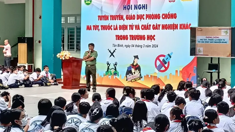 Học sinh tự tin chia sẻ về tác hại của ma túy và thuốc lá điện tử