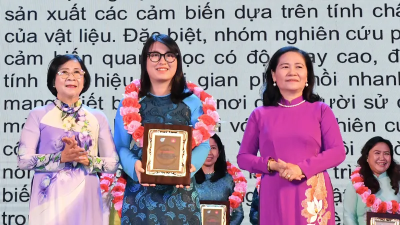 Đồng chí Nguyễn Thị Thu Hà, nguyên Phó Bí thư Thành ủy TPHCM và đồng chí Nguyễn Thị Lệ, Phó Bí thư Thành ủy, Chủ tịch HĐND TPHCM tôn vinh các nữ trí thức tiêu biểu của TPHCM lần 1. Ảnh: VIỆT DŨNG
