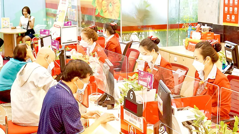 Người dân giao dịch tại một ngân hàng ở TPHCM. Ảnh: HOÀNG HÙNG