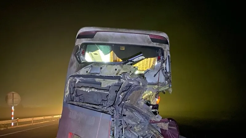 Xe khách và xe tải va chạm trên tuyến cao tốc Cam Lộ - La Sơn: 9 người thương vong