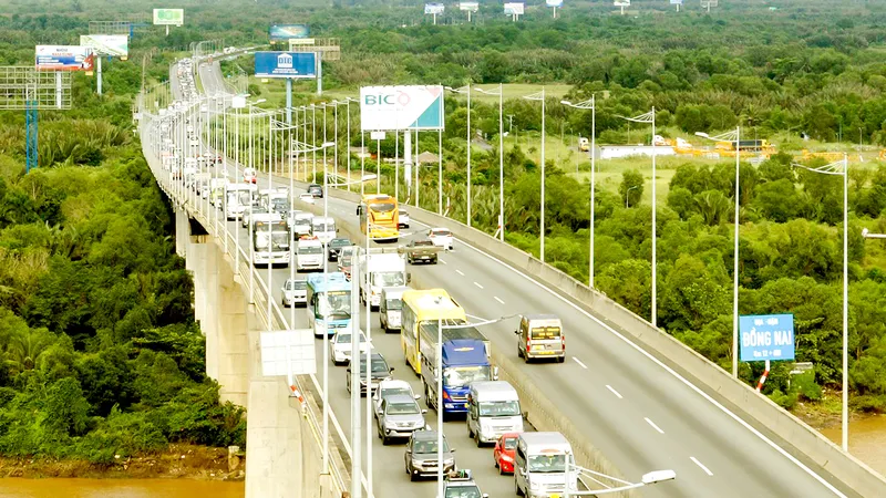 Xe nối đuôi di chuyển chậm lên cầu Long Thành trên đường cao tốc TPHCM - Long Thành - Dầu Giây. Ảnh: HOÀNG HÙNG
