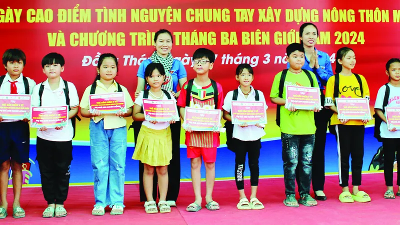 Trao bảo hiểm y tế cho học sinh khó khăn Trường Tiểu học - THCS Cả Găng