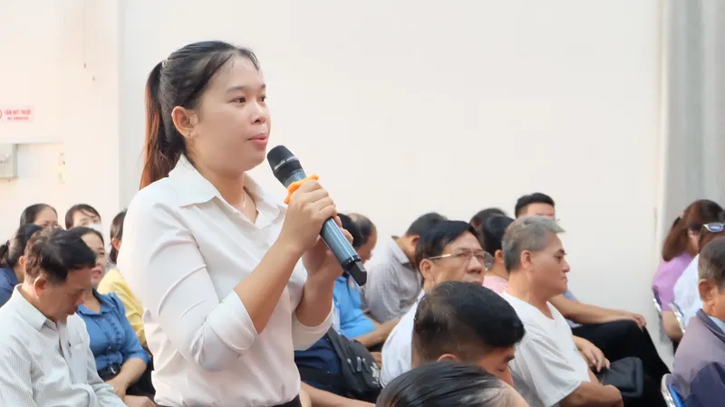 Người dân quận Tân Bình (TPHCM) nêu ý kiến tại buổi tiếp xúc của lãnh đạo quận với người dân về thực trạng thiếu cơ sở vật chất phục vụ công tác giáo dục trên địa bàn 