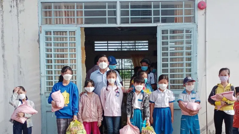 Nhiều trường hợp khó khăn được thầy Nguyễn Nhựt Tân vận động mạnh thường quân hỗ trợ. Ảnh: TÍN HUY