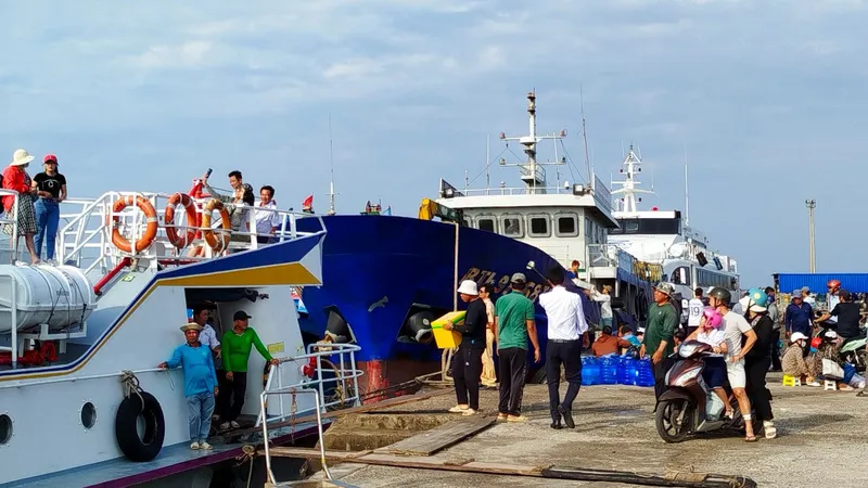 Du khách lên tàu ra đảo Phú Quý ngày càng tăng