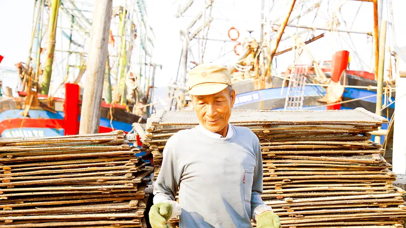 Lão ngư Lê Bá Hoàng (xã Quỳnh Lập, thị xã Hoàng Mai, Nghệ An) than thở: Nếu trước đây không đánh bắt kiểu "tận thu" thì bây giờ ngư trường ven biển không thiếu cá. Ảnh: DUY CƯỜNG