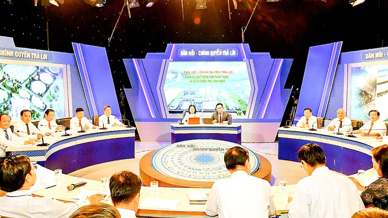 Các đại biểu tham dự Chương trình "Dân hỏi - Chính quyền trả lời" với chủ đề Quản lý hoạt động cấp thoát nước và xử lý nước thải sinh hoạt. Ảnh: VIỆT DŨNG