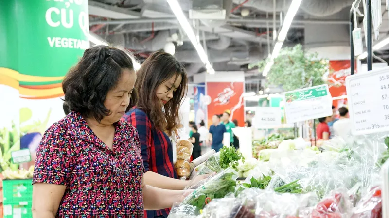 Khách hàng mua sắm tại một siêu thị ở Hà Nội. Ảnh: QUANG PHÚC 