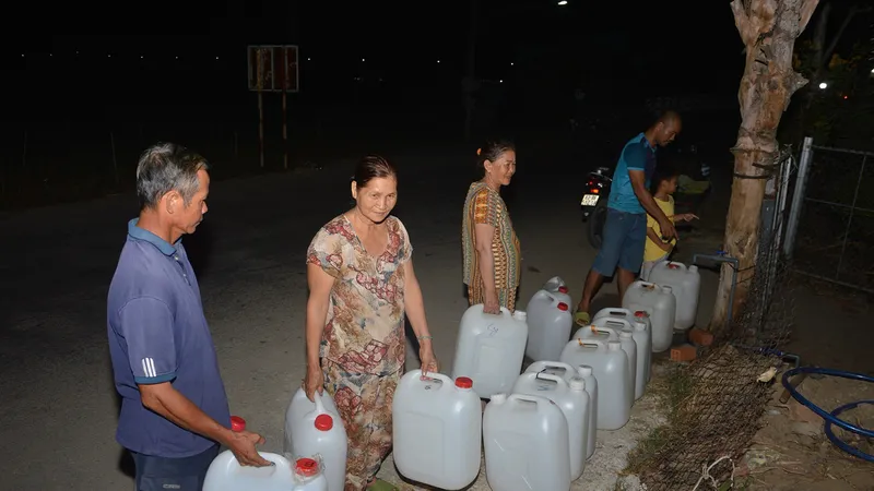 Chật vật tìm nước sinh hoạt