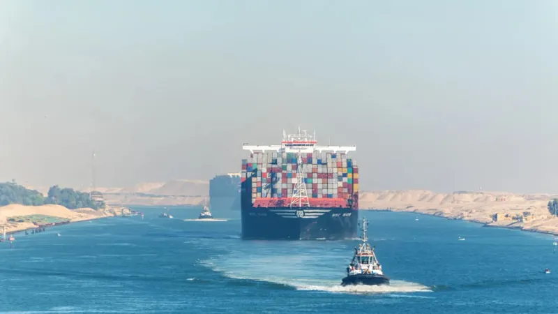 Tàu qua kênh đào Suez (Ai Cập). Ảnh: MARINE REGULATIONS NEWS