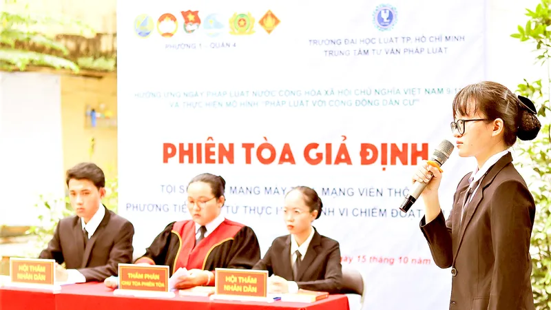 Sinh viên Trường ĐH Luật TPHCM trong một phiên tòa giả định. Ảnh: THANH HÙNG