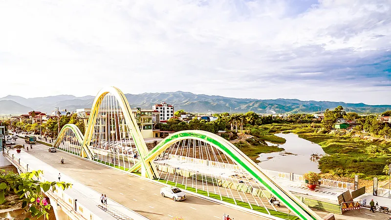 Cầu Thanh Bình bắc qua dòng Nậm Rốm ở trung tâm TP Điện Biên Phủ là một trong những công trình chào mừng kỷ niệm 70 năm Chiến thắng Điện Biên Phủ. Ảnh: ĐỖ TRUNG