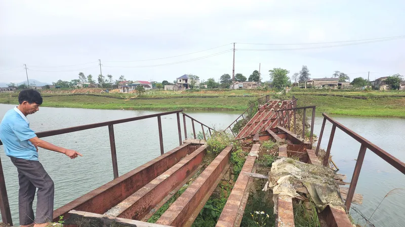 Ông Lê Văn Huynh bên cầu sắt ở tổ dân phố Bắc Phong bị hư hỏng, xuống cấp nghiêm trọng