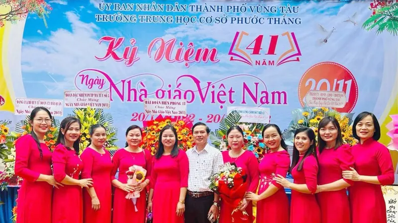 Thầy Lương Hữu Phương cùng các giáo viên tổ Ngữ văn Trường THCS Phước Thắng, TP Vũng Tàu
