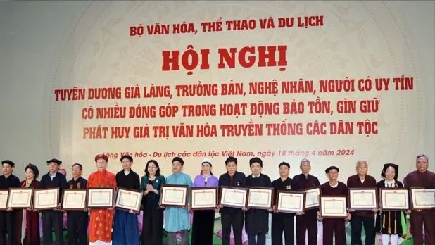 Trao tặng bằng khen cho các già làng, trưởng bản, nghệ nhân, người có uy tín