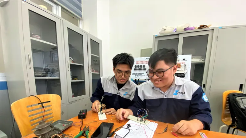 Sinh viên ngành Công nghệ ô tô Trường ĐH Sư phạm Kỹ thuật TPHCM trong giờ học thực hành hệ thống điện ô tô