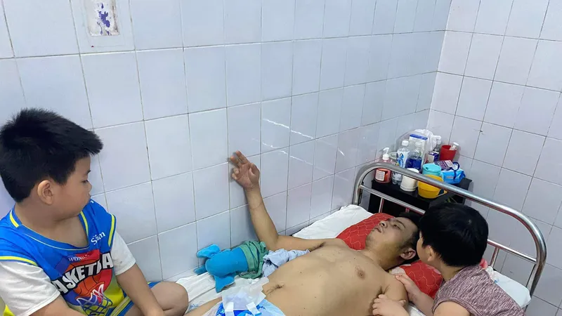 Xót thương hai trẻ thơ thay nhau chăm bố nằm liệt