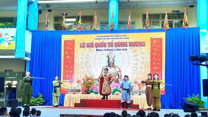 Nhà hát Nghệ thuật Hát bội TPHCM biểu diễn tại Trường Tiểu học Nguyễn Viết Xuân, quận Gò Vấp, TPHCM. Ảnh: Bảo Lâm