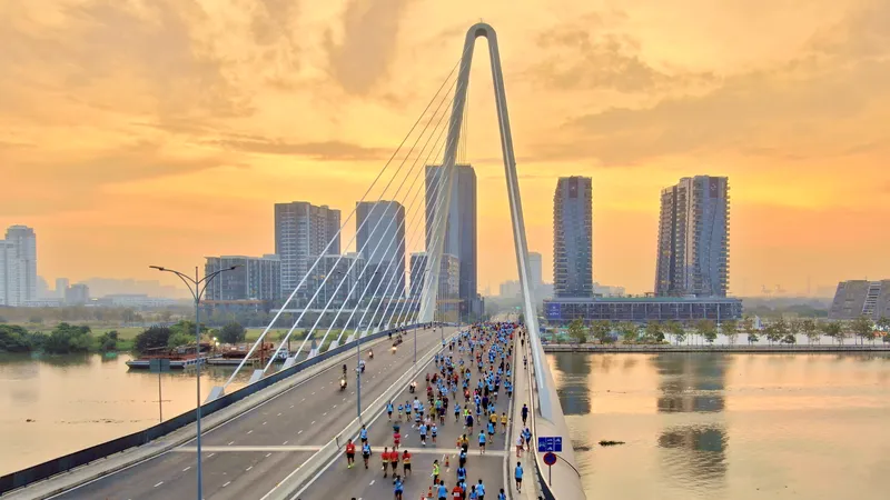 Cuộc thi marathon qua cầu Ba Son, vượt sông Sài Gòn. Ảnh: HOÀNG HÙNG
