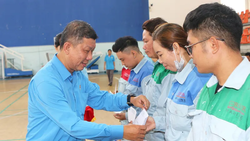 Ông Trần Đoàn Trung, Phó Chủ tịch Thường trực LĐLĐ TPHCM, trao quà tặng công nhân khó khăn tại quận 7 nhân Tháng Công nhân lần thứ 16