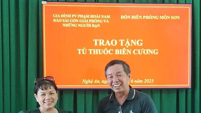 Nhà báo Hoài Nam cùng bà xã trong một lần mang quà đến các địa phương khó khăn