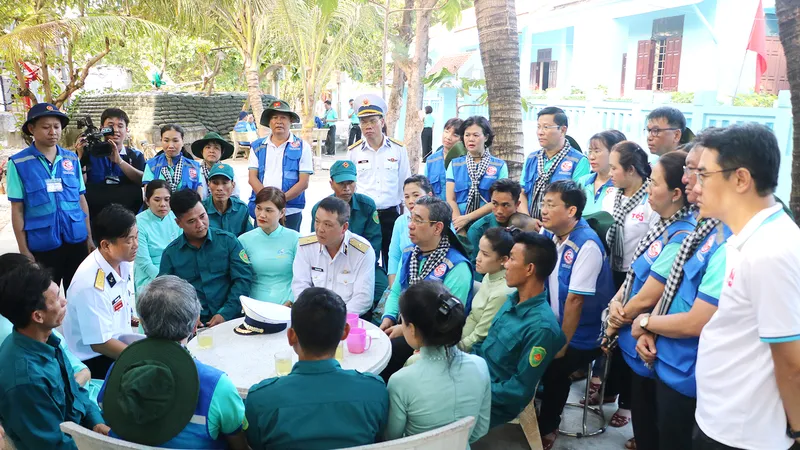 Đoàn công tác số 12 - TPHCM thăm hỏi cán bộ, chiến sĩ và người dân trên đảo Trường Sa