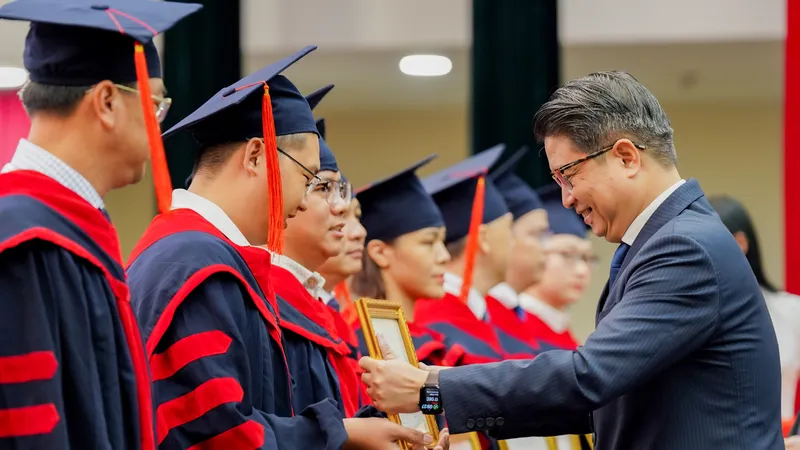 Trường ĐH Kinh tế Tài chính TPHCM trao bằng thạc sĩ cho các học viên cao học. Ảnh: THANH HÙNG