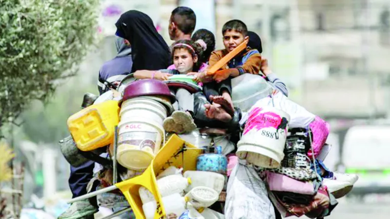 Người dân Palestine rời Rafah di tản theo lệnh sơ tán của quân đội Israel. Ảnh: EPA