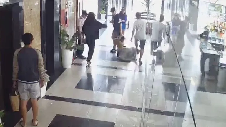 Hoa khôi trường đại học bị khởi tố vì đánh ghen giùm bạn