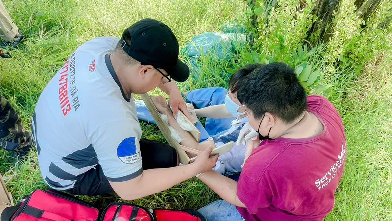 Một thành viên hỗ trợ người dân bị tai nạn giao thông