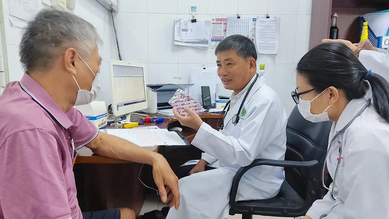 Người cao tuổi được bác sĩ Bệnh viện Lê Văn Thịnh, TP Thủ Đức (TPHCM) khám, tư vấn các bệnh lý mãn tính tại phòng khám đa khoa vệ tinh Thảo Điền. Ảnh: QUANG HUY 