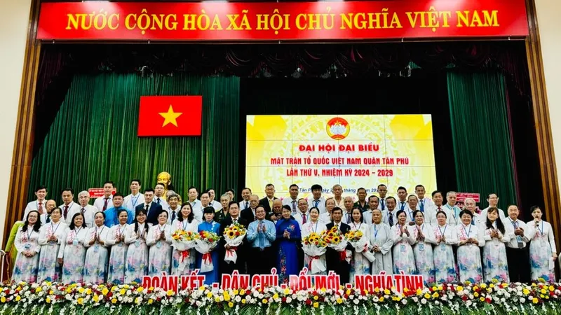 Lãnh đạo TPHCM tặng hoa chúc mừng các đồng chí trong Ủy ban MTTQ Việt Nam quận Tân Phú 