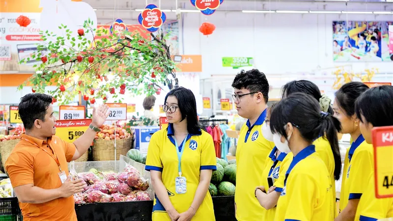 Sinh viên Trường ĐH Tài chính - Marketing TPHCM tham quan tại doanh nghiệp. Ảnh: THANH HÙNG