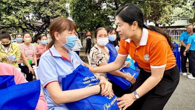 Tặng quà nữ công nhân có hoàn cảnh khó khăn