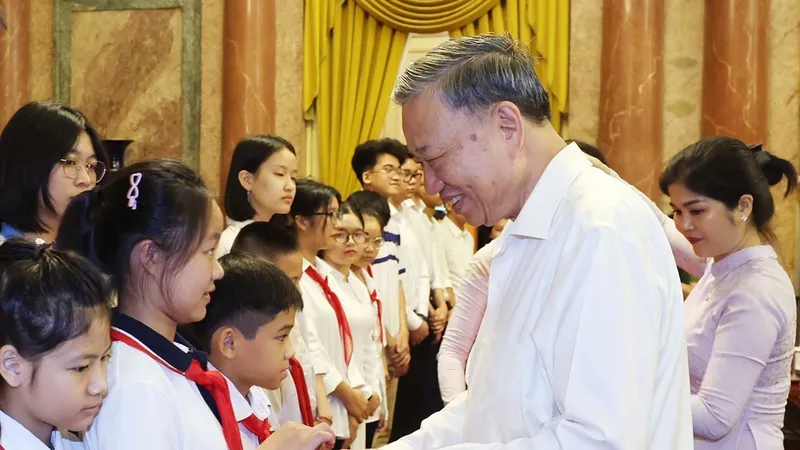 Chủ tịch nước Tô Lâm tặng quà các học sinh là con liệt sĩ công an, con đỡ đầu Hội Phụ nữ Công an, con nuôi công an xã, con cán bộ, chiến sĩ công an đoạt giải quốc gia, quốc tế năm học 2023-2024. Ảnh: TTXVN